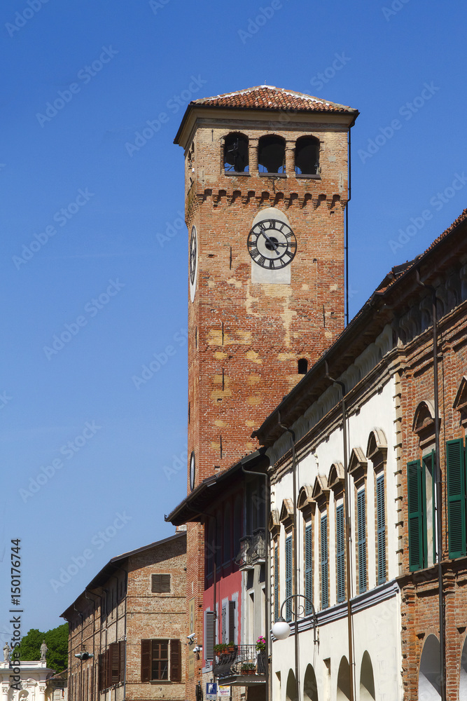 torre civica di cherasco in provincia di cuneo da visitare per turismo piemonte italia italy