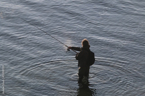 Angler wirft die Spinnrute aus an der Ostsee