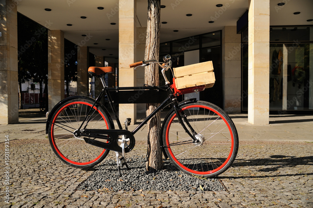 historisches Fahrrad mit Holzkorb am Lenker Stock-Foto | Adobe Stock