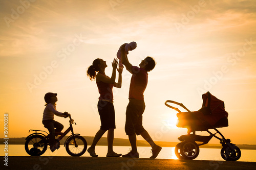 Obraz na płótnie Happy family at sunset w salonie