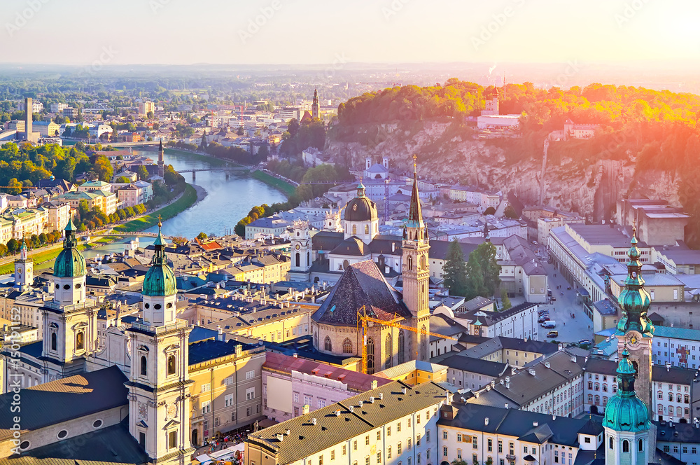 Obraz premium Widok z lotu ptaka na zabytkowe miasto Salzburg o zachodzie słońca, Salzburg