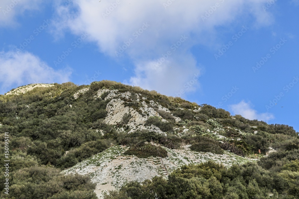 Paisaje de montaña y cielo azul con nubes