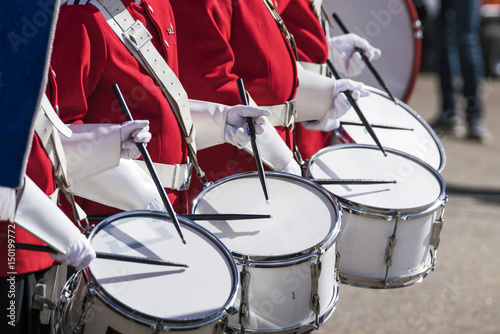Canvas Print Drummers in red uniforms on a row