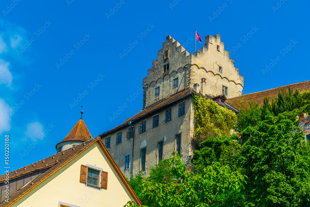 Ταπετσαρία Medieval castle in meersburg is perched on a hill overlooking famous bodensee lake in Germany