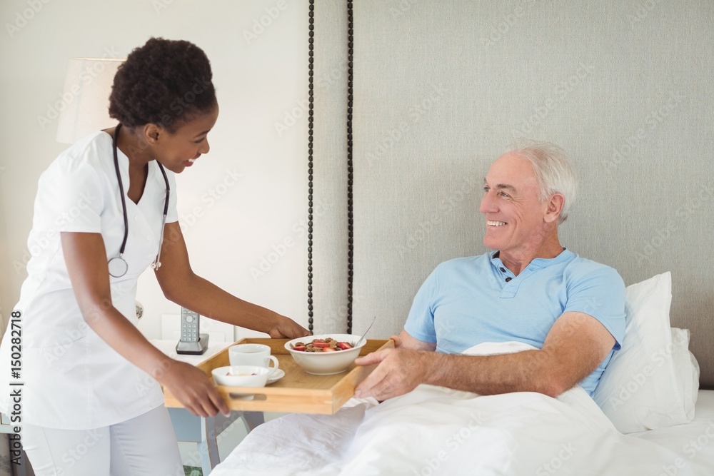 Obraz premium Nurse serving breakfast to senior patient