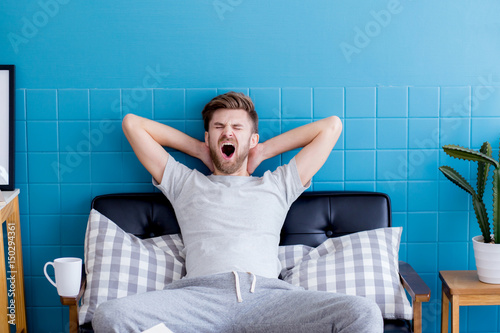 Tapety artystyczne man yawning and going asleep in his living room