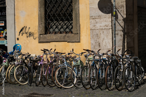 parking rowerowy we włoskim starym mieście  photo