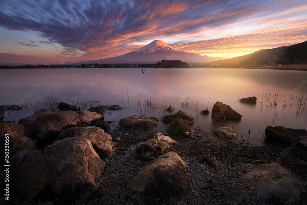 Naklejka premium Piękna sceneria podczas zachodu słońca w Mountain Fuji z kolorowym niebem w Oishi Park, jezioro kawaguchiko w Japonii Jest to bardzo popularne wśród fotografów i turystów. Podróż i naturalna koncepcja