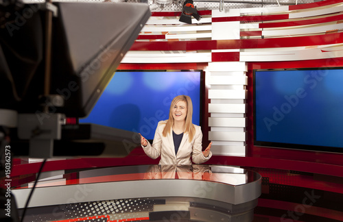 Εκτύπωση καμβά A television anchorwoman at studio