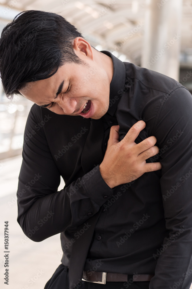 Obraz premium business man suffering heart attack