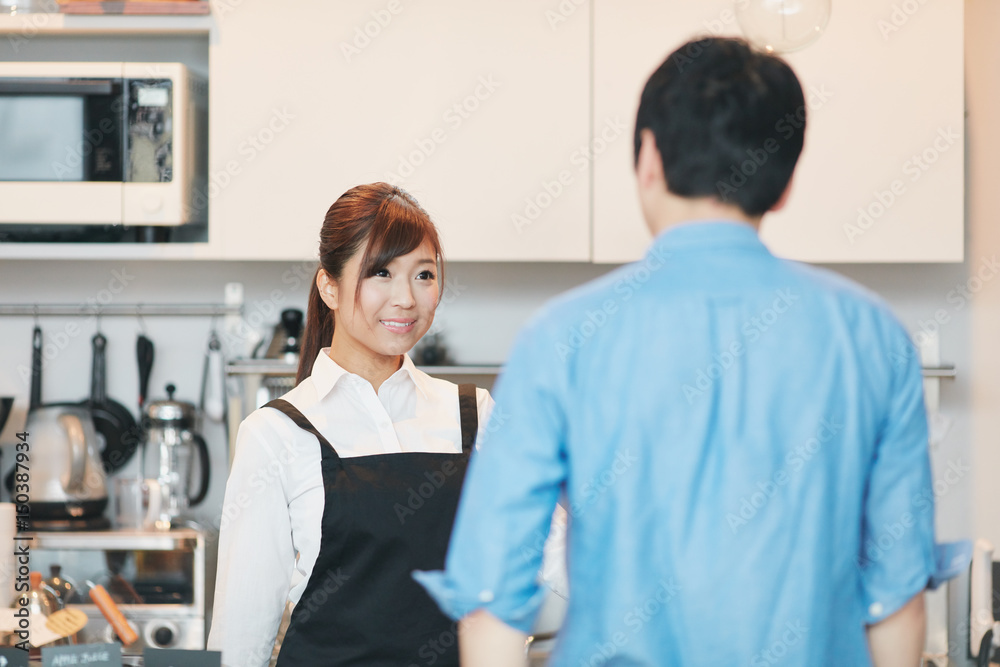 Obraz premium カフェで働く女性