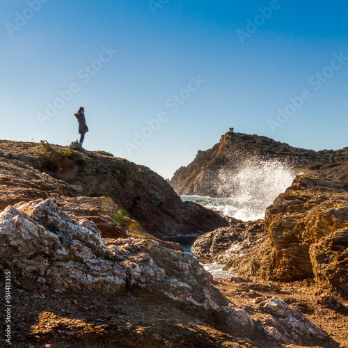 femme regardant la mer et l'île des Embiez © catalyseur7
