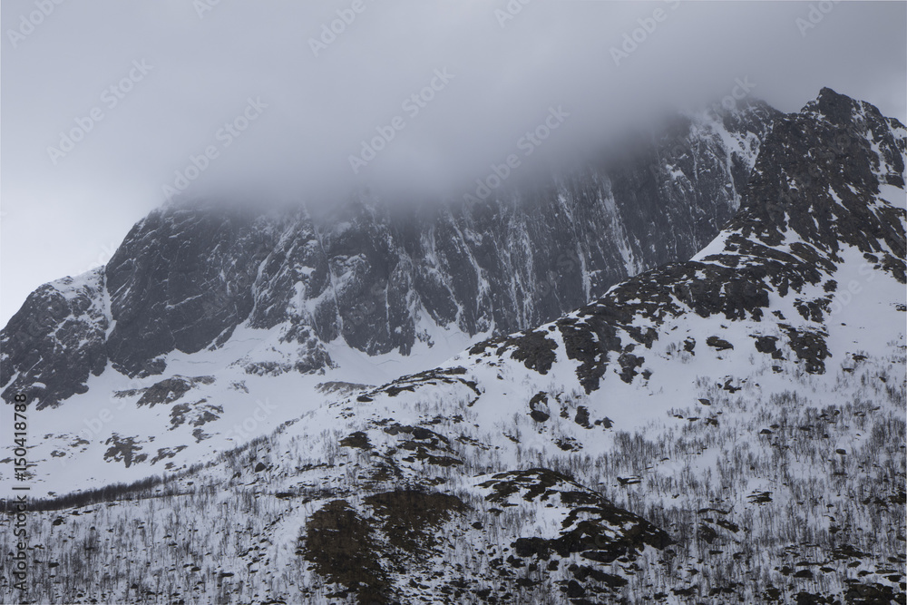 Obraz premium Ogromna góra zakrywająca w mgle