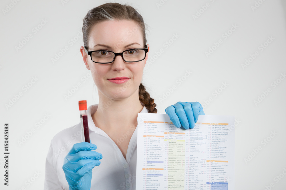 freundliche Ärztin hält Blutprobe und Analyseformular in der Hand freundliche Ärztin hält Blutprobe und Analyseformular in der Hand
