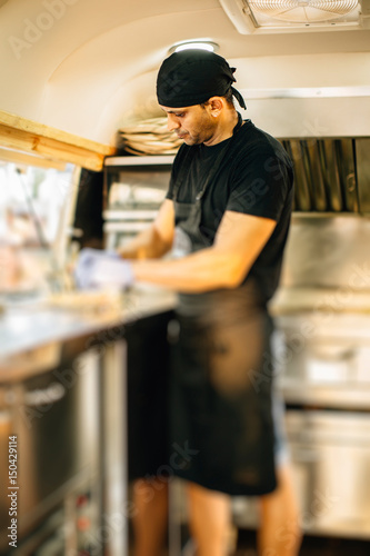Obraz na płótnie Man cooking in food truck w salonie