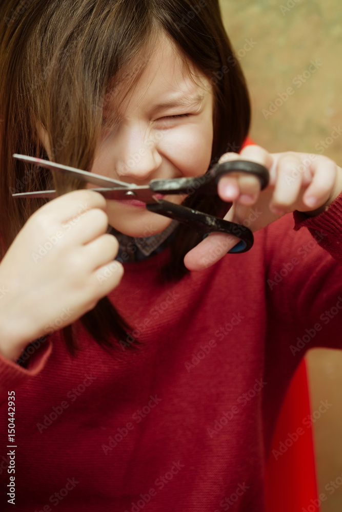 Obraz premium girl narrowing eyes from fear while cutting hair
