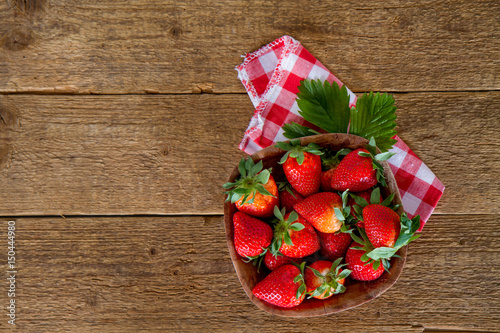 Φωτογραφία Strawberries in the wood bowl