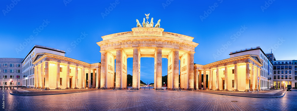 Obraz premium Brandenburger Tor panorama (Brama Brandenburska), sławny punkt zwrotny w Berlińskim Niemcy przy nocą
