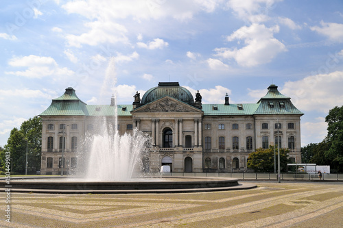 Japanisches Palais und Ringbrunnen, Palaisplatz, Dresden, Sachsen, Deutschland