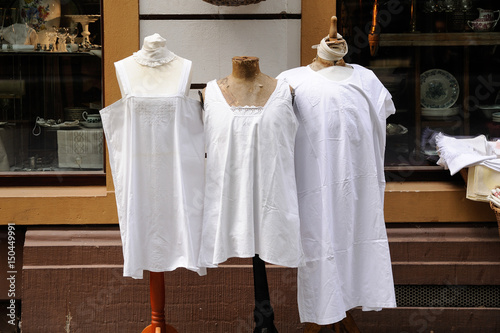 alte Kleiderpuppen mit historischer Miederwäsche