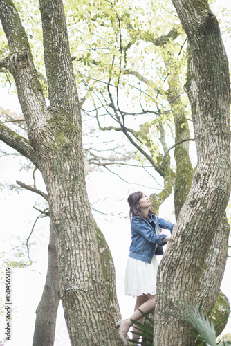 木登りする女性 © peach100