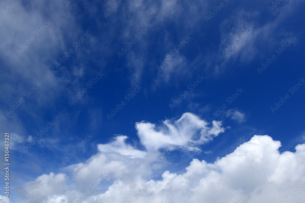 南国沖縄の紺碧の空と夏雲
