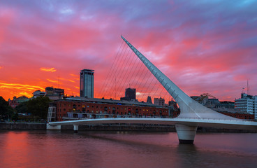 Keuken achterwand Buenos Aires Puente de la Mujer bij zonsondergang  © dsaprin
