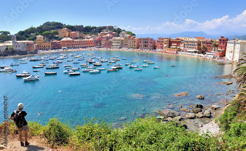 Ville italienne en bord de mer et randonneur