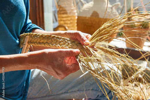 Tableau sur toile Esparto halfah grass crafts craftsman hands