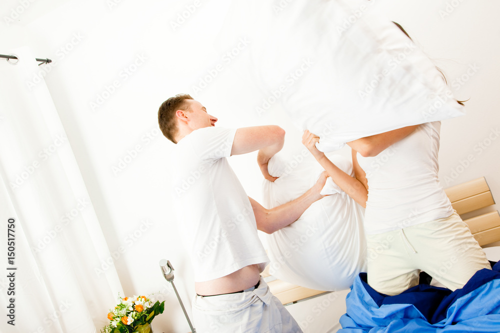Obraz premium Couple Having A Pillow Fight