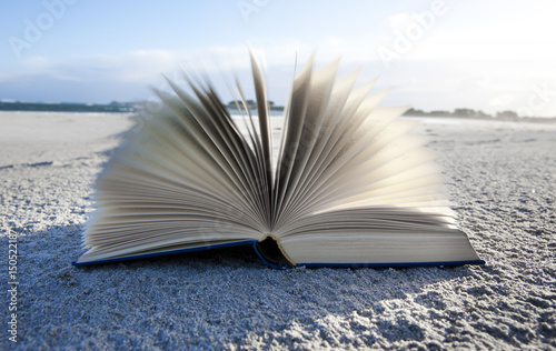 Buch am Strand