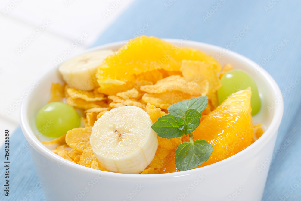 corn flakes with milk and fresh fruit corn flakes with milk and fresh fruit