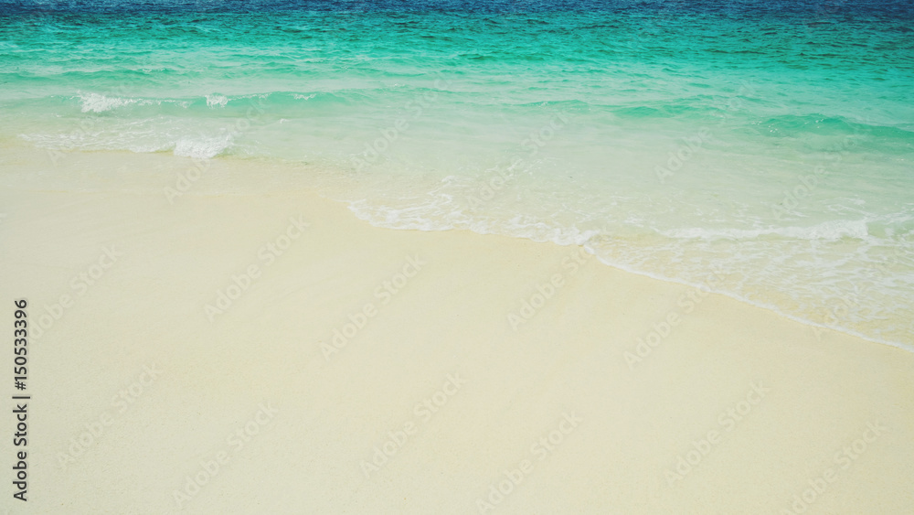 Obraz premium Soft wave of blue ocean on sandy beach