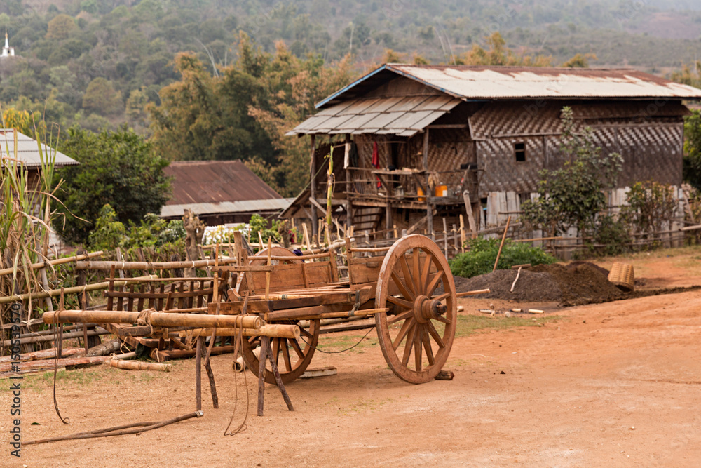 Fototapeta premium Carro de madera en poblado de Myanmar.