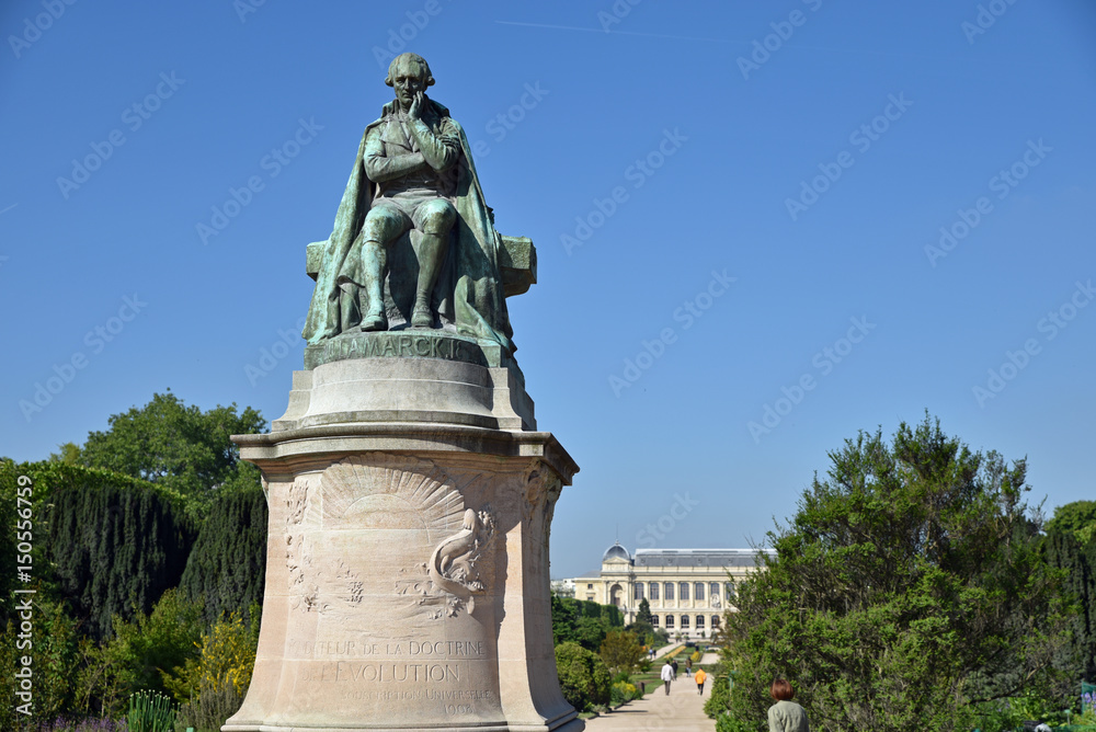 Statue de Lamarck au jardin des Plantes à Paris, France