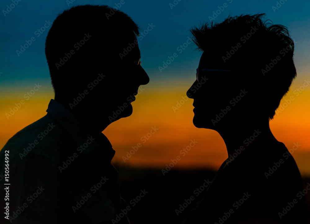 Silhouette Paar gegen Sonnenuntergang