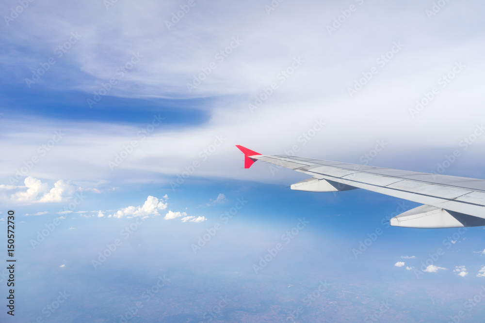 Fototapeta premium beautifu aircraft wing on cloud and blue sky.