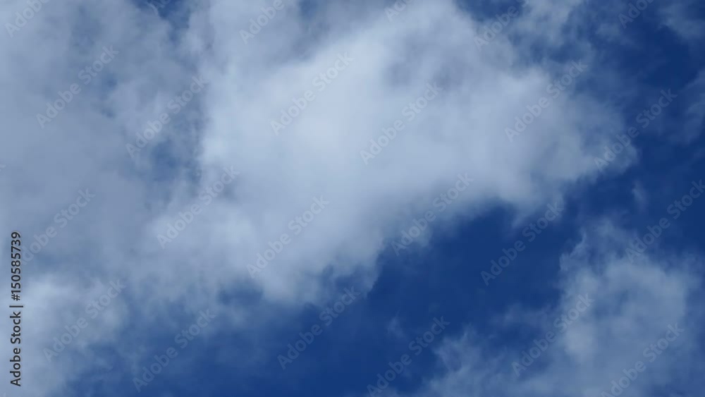 ゆっくりと動く上空の雲