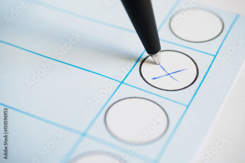 Foto Voting paper or ballot paper with pen