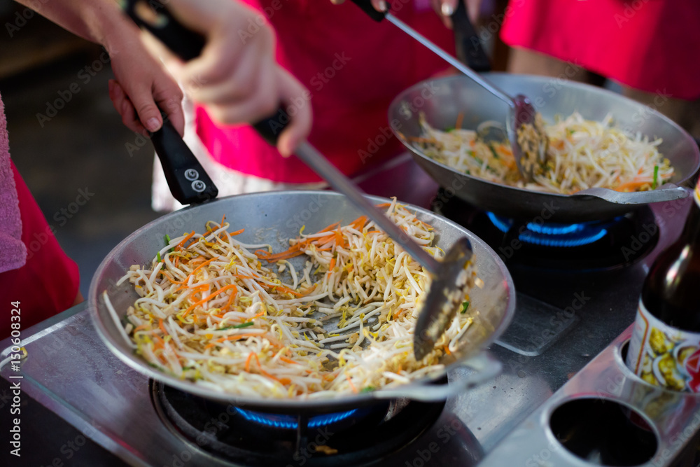 Naklejka premium Cooking spring rolls filling