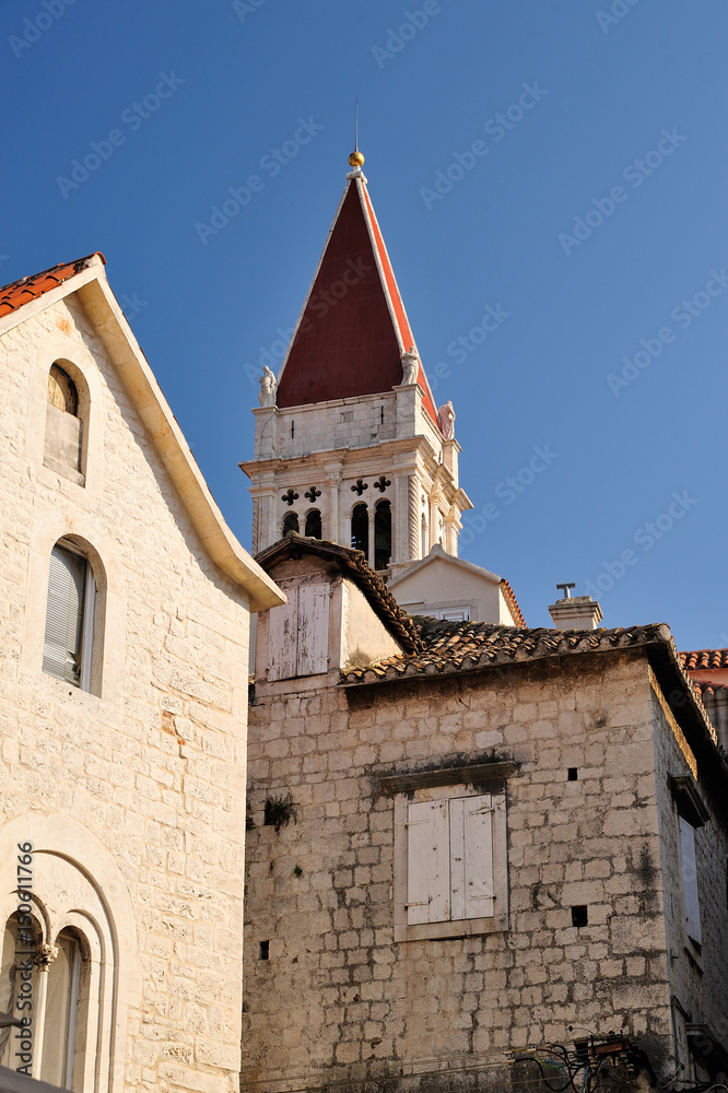 enge Gasse in der Innenstadt, im Hintergrund St.-Laurentius-Kathedrale, UNESCO Weltkulturerbe, Trogir, Mitteldalmatien, Kroatien