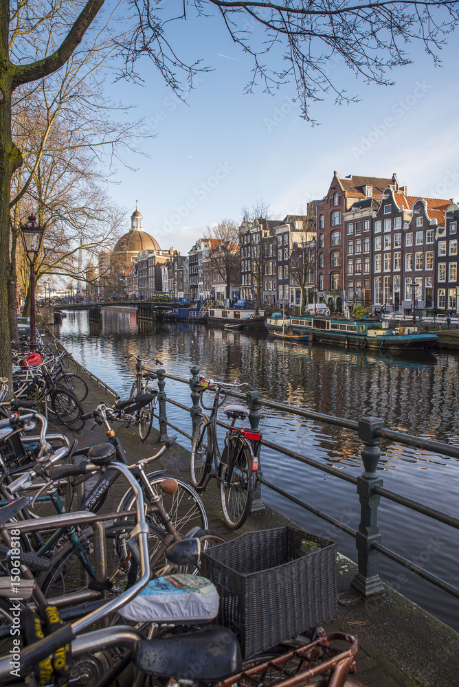 Costruzioni tra i canali di Amsterdam