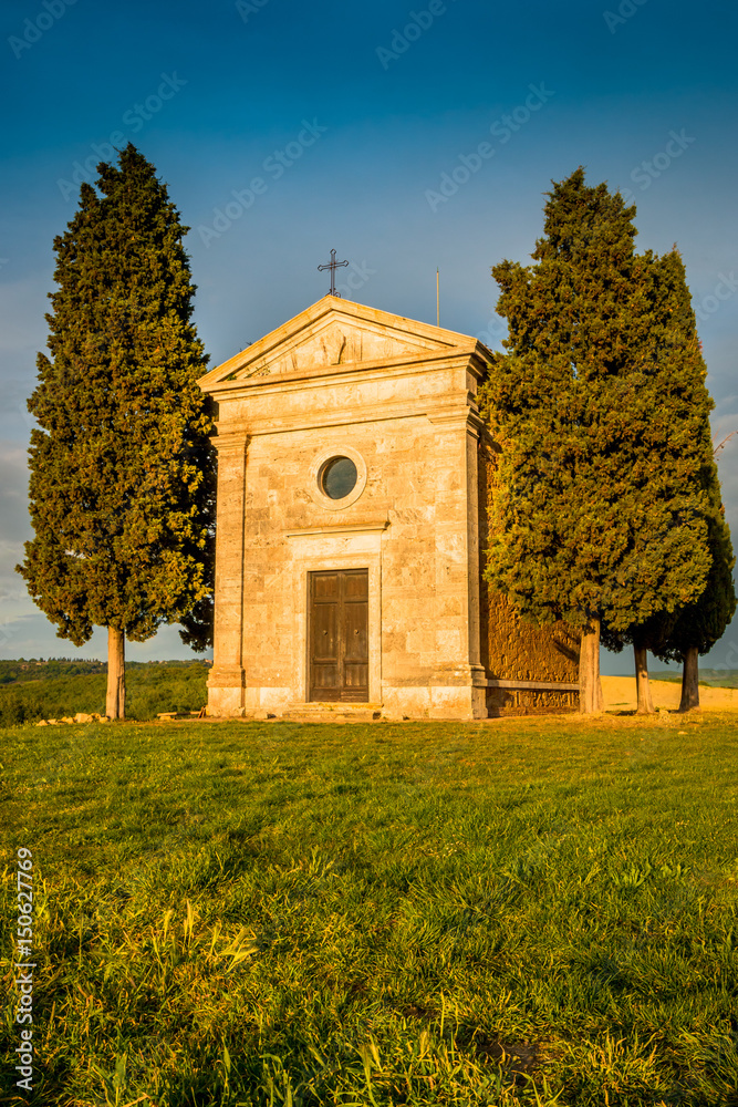 La chapelle de Vitaleta dans le Val d'Orcia en Toscane au soleil couchant