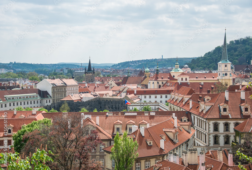 Красные черепичные крыши в городе Прага