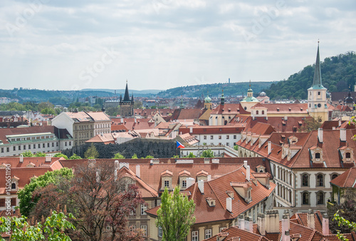 Красные черепичные крыши в городе Прага