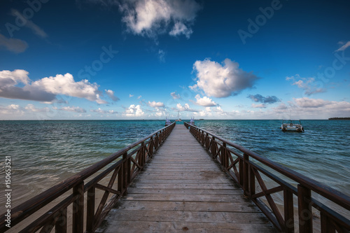 Drewniany pomost sięgający turkusowego morza karaibskiego
