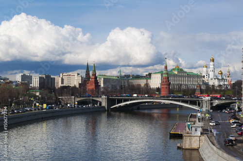 Mosca, Russia, 26/04/2017: le mura del Cremlino e la cittadella fortificata con il Ponte di Bolshoi Kamenny e il fiume Moscova visti dal ponte del Patriarca 
