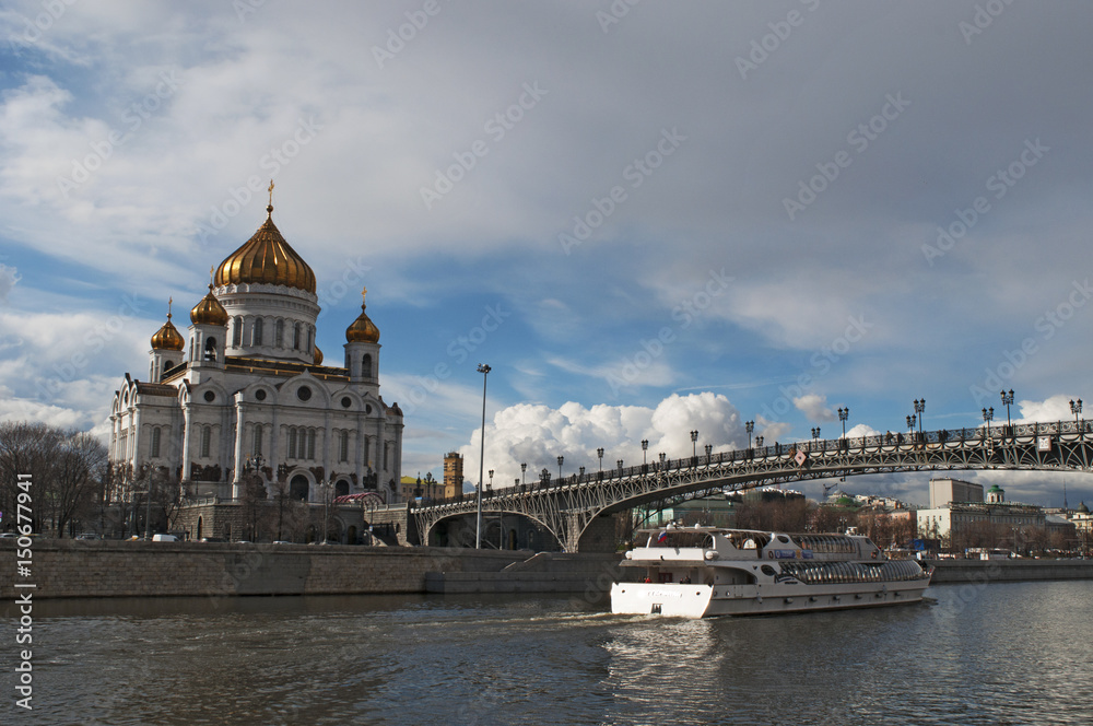 Mosca, Russia, 26/04/2017: una delle crociere sul fiume Moscova con vista della Cattedrale di Cristo Salvatore, la più alta chiesa cristiana ortodossa del mondo, e il ponte del Patriarca