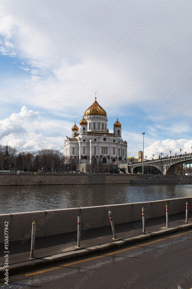 Mosca, Russia, 26/04/2017: la Cattedrale di Cristo Salvatore, la più alta chiesa cristiana ortodossa del mondo, e il ponte del Patriarca visto dalla riva sud del fiume Moscova