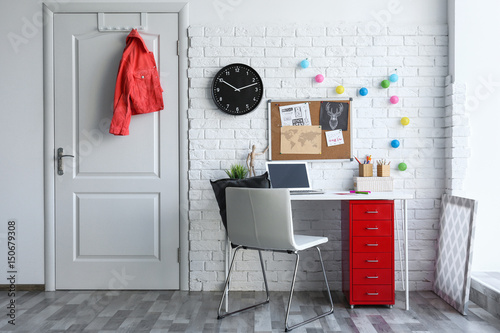Comfortable work space in b...